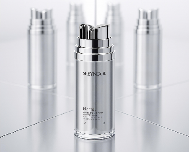 SKEYNDOR Eternal Elixir Redensificante 2-Fases sobre superficie reflectante con envases plateados
